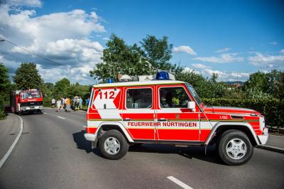 Nuertingen-Oberensingen: Pkw schanzt Abhang hinunter - Fahrer Schwerverletzt